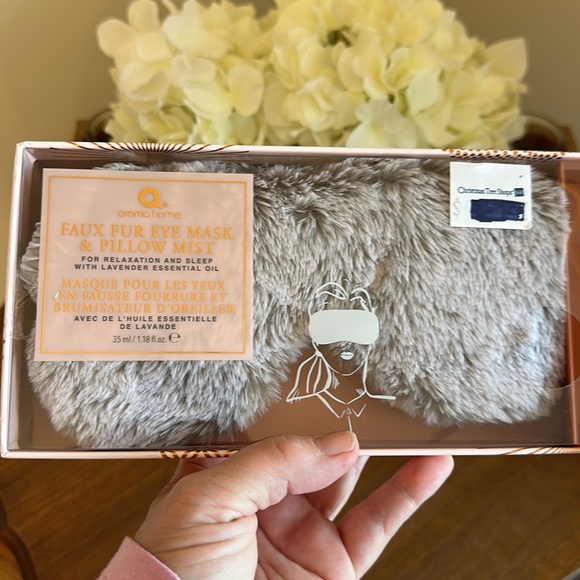Faux fur eye mask only, new in box, missing lavender essential oil - Picture 3 of 3